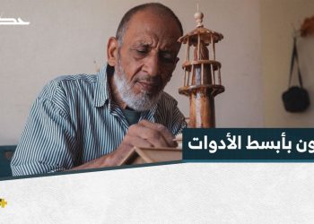 بعد رحلة تهجير شاقة.. عبد الكريم العزو يعود للنحت على الخشب
