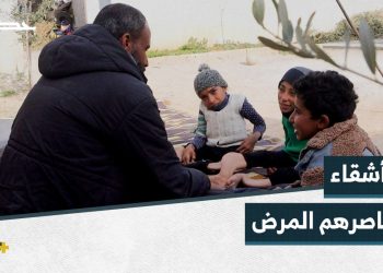 حمل ثقيل والعلاج مكلف، يترقب السيد أحمد أولاده المرضى بحسرة كبيرة