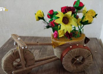 إبداع من قلب النزوح.. حكاية “أم محمد” وعملها اليدوي في إدلب