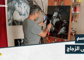 لمسات فنية على الزجاج، يضعها الشاب محمود بطريقة مختلفة وملفتة