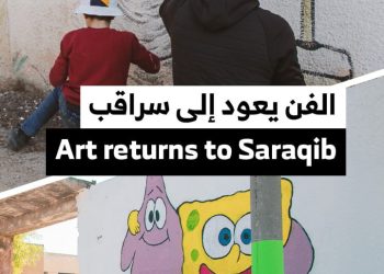 عبد الإله أصلان فنان يرسم في سراقب لتشجيع الأهالي على