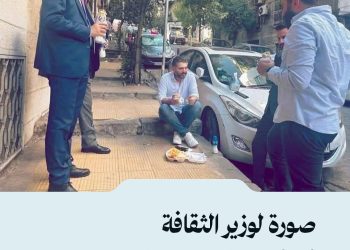 وزير الثقافة في لقطة عفوية على أحد أرصفة دمشق