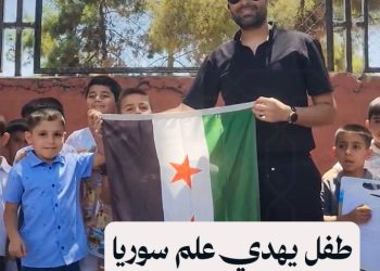 الطفل السوري عدنان يهدي معلمه التركي علم سوريا في نهاية العام الدراسي قبل عودته إلى وطنه