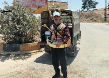 بائع التمر الهندي في القامشلي…يكافح تحت شمس الصيف