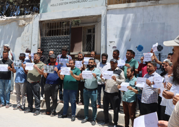 معلمو إعزاز يحتجون على عدم تثبيتهم ضمن ملاك التربية ويطالبون بإنصافهم