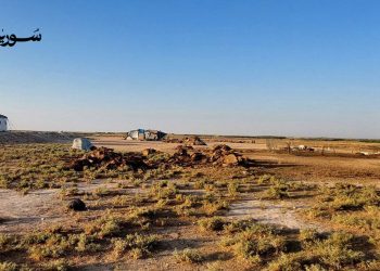 سكان ريف الرقة يبدؤون التحضير للشتاء بجمع مخلفات المواشي للتدفئة