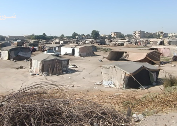 الرقة: تفاقم معاناة نازحي مخيم اليوناني وسط تراجع المساعدات