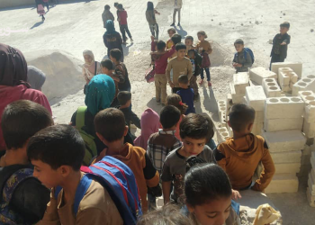 مدارس بلا أبواب ولا نوافذ.. طلاب كفرنبل يتعلمون على الأرض وبين الركام