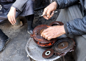 شيخ ميكانيكيي الرقة… مسيرة حرفة تتحدى الزمن