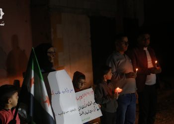 الأتارب تحيي ذكرى مجزرة السوق… “حتى لا تُقتل المدن مرتين”