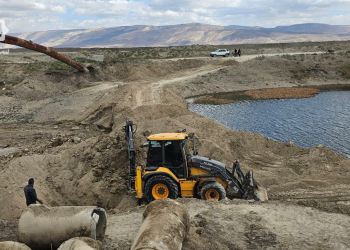 ريف حماة: أهالي الحاكورة يفتتحون جسراً ترابياً يربط القرية بمحيطها