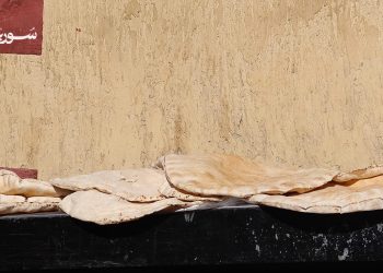 دمشق:نساء وأطفال يبيعون الخبز على الأرصفة هربًا من الجوع