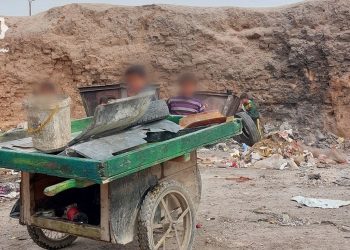 نبش القمامة في الرقة… الفقر يدفع الأطفال والشباب للخطر
