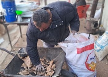 ريف حماة الشمالي: ارتفاع أسعار مواد التدفئة يزيد معاناة العائدين