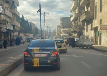 ازدحام مروري خانق في إدلب مع بازار الأربعاء… السكان يطالبون بتنظيم مروري